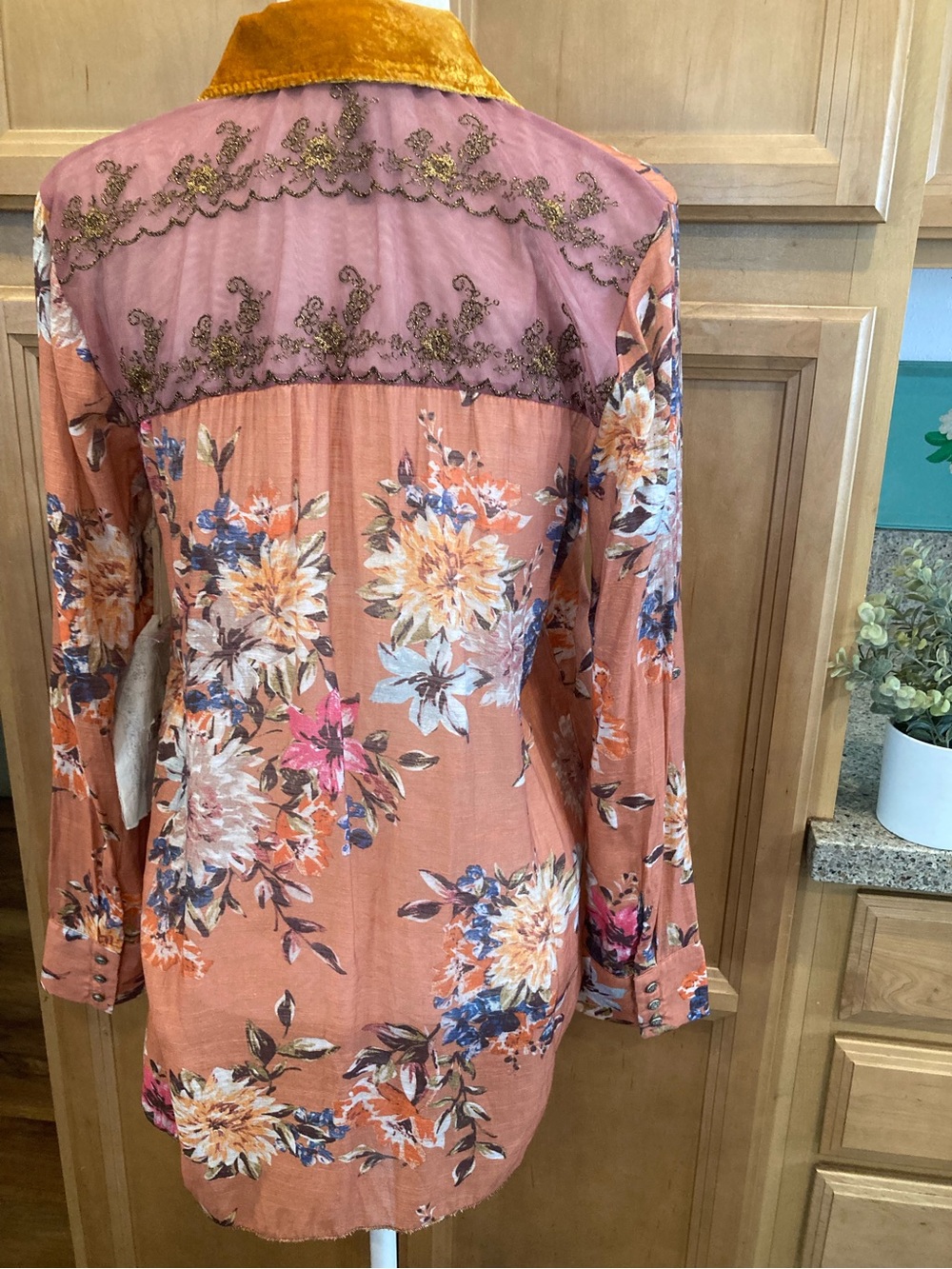 Gorgeous Embroidered Floral Button-DownTop Size S can fit M - Picture 4 of 10